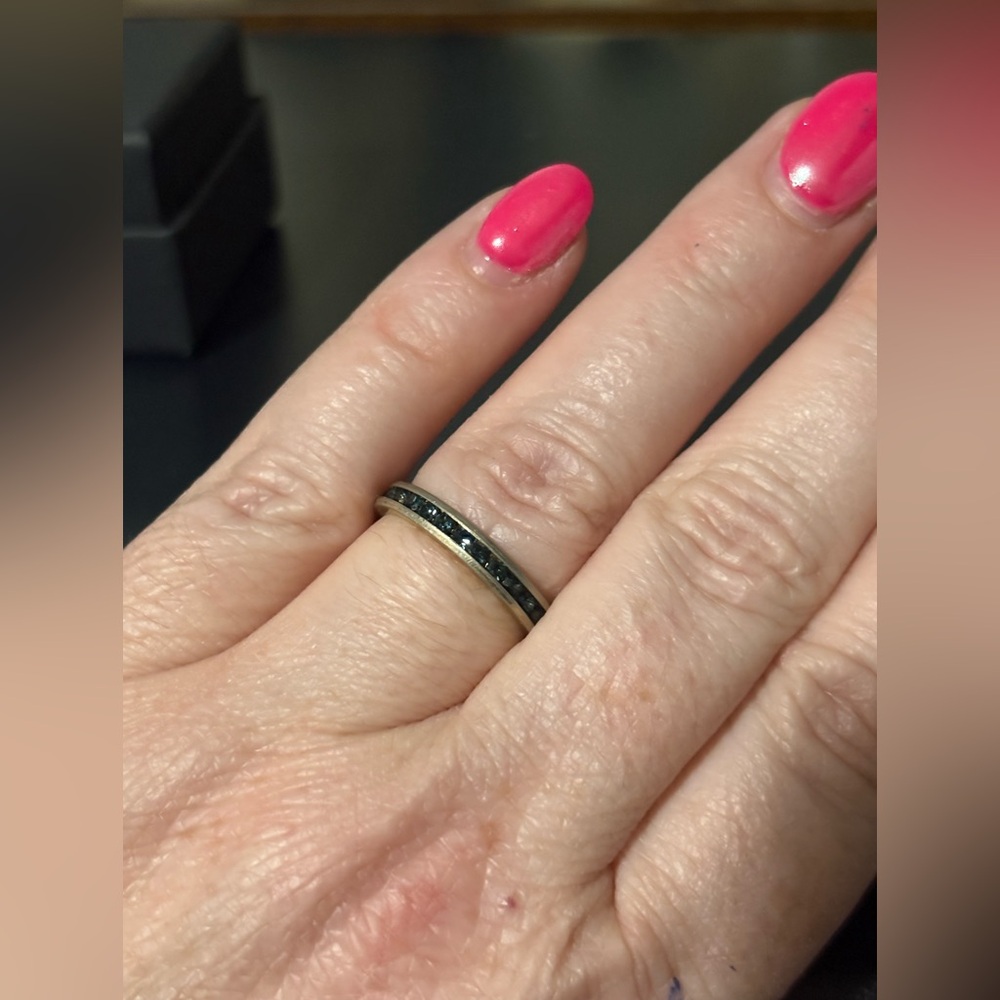 18KT GE marked size 7 small band blue sapphire ring. - Picture 2 of 5